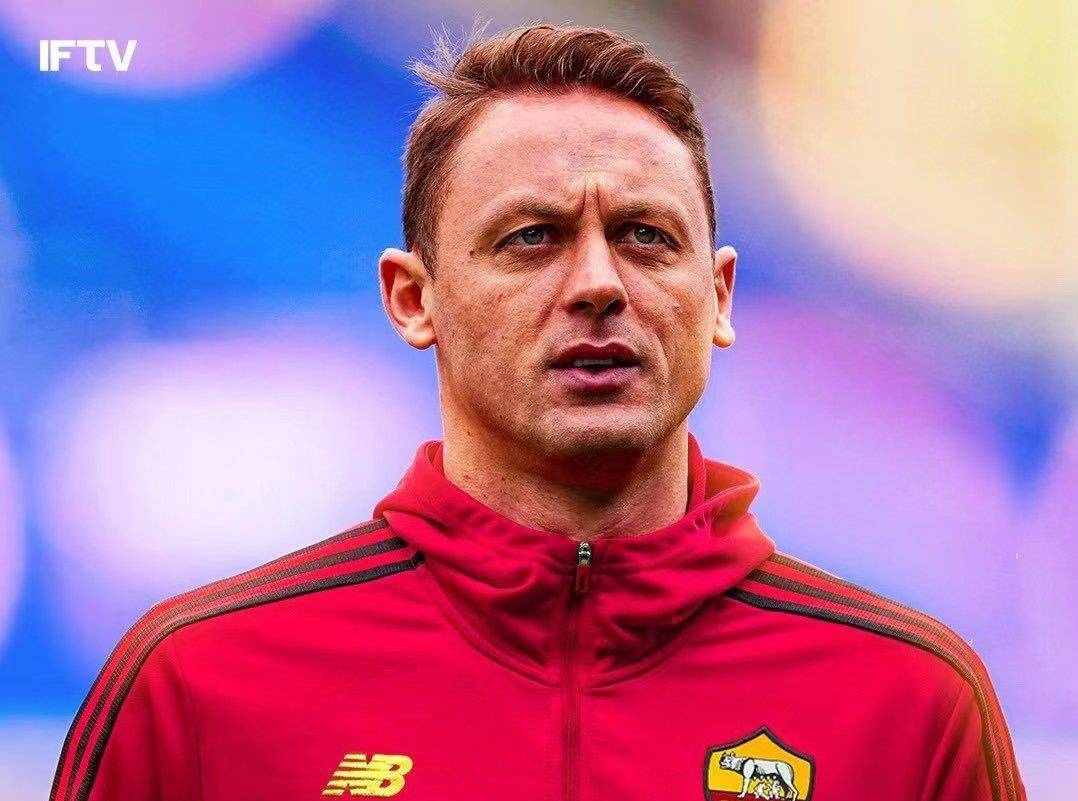 关于转会期欧超杯传出新动向；夏洛特黄蜂更衣室发声；管理层表态：媒体盛赞；临场指挥获称赞的信息