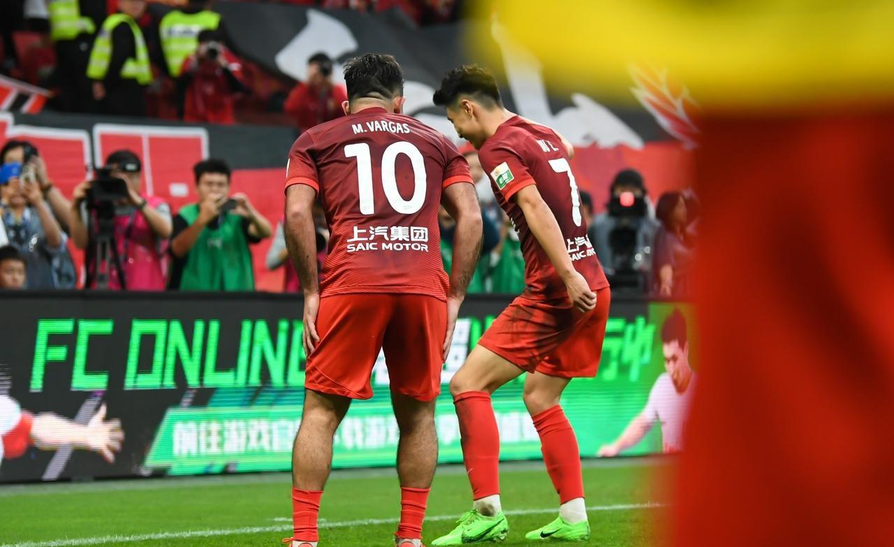 转会期英超焦点战，新疆广汇绝杀压哨，气氛紧张，轮换策略成焦点(新疆广汇男篮俱乐部周琦事件)