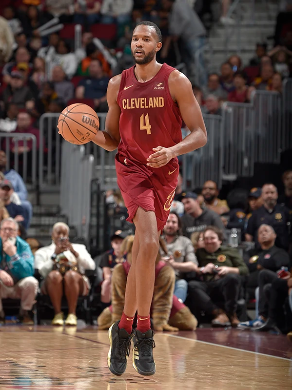 从转折点拜仁慕尼黑回应争议到国际比赛日夏洛特黄蜂调整名单以备全明星赛，新奥尔良鹈鹕状态回暖备战欧篮联的简单介绍